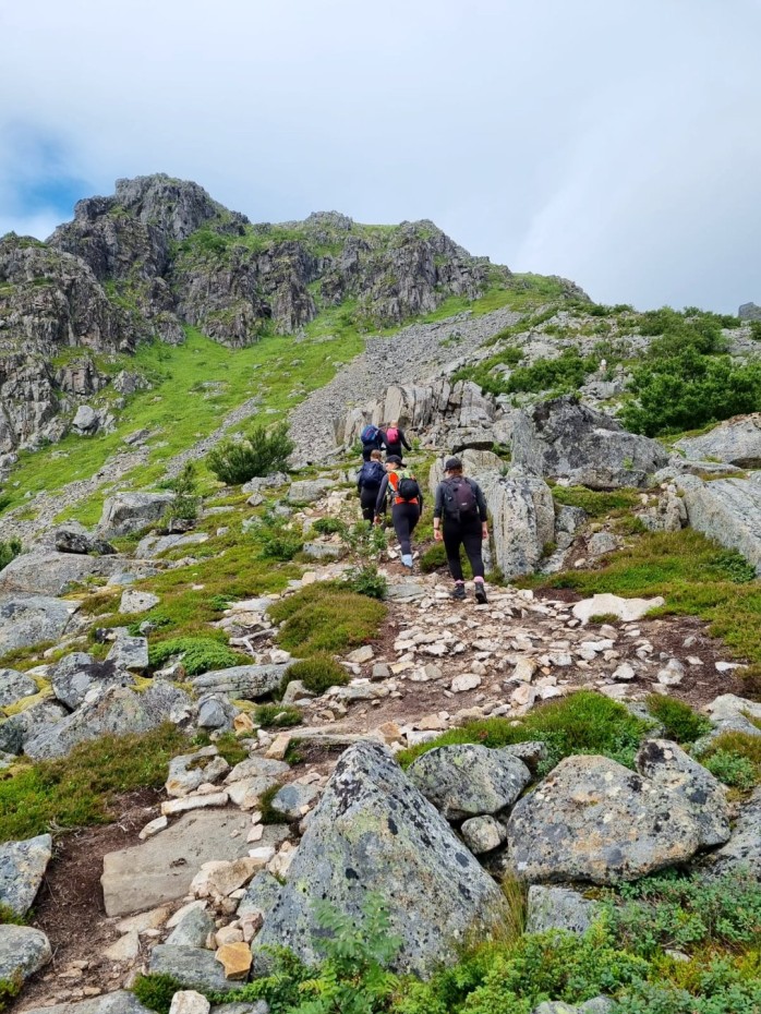 Vaikein pätkä kivirakkaa edessä Festvågtindin nousussa