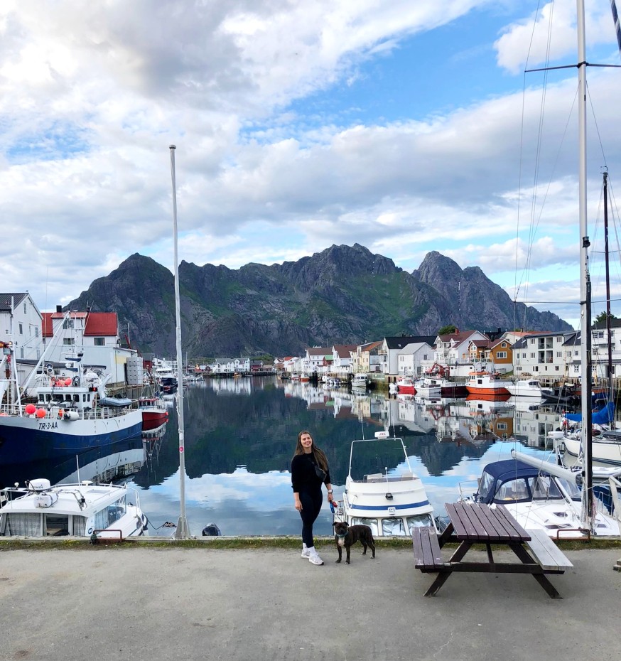 Möhkön kanssa postailemassa Henningsvaerin keskustan venesatamassa
