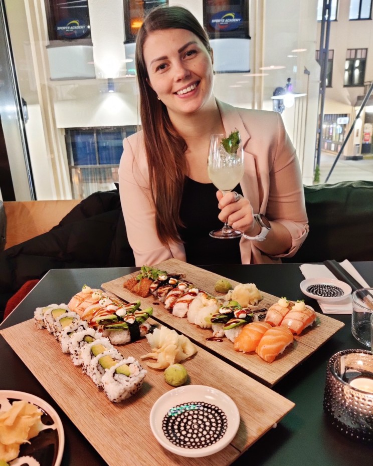 Isot sushilautaset Sushibar+Wine-ravintolassa