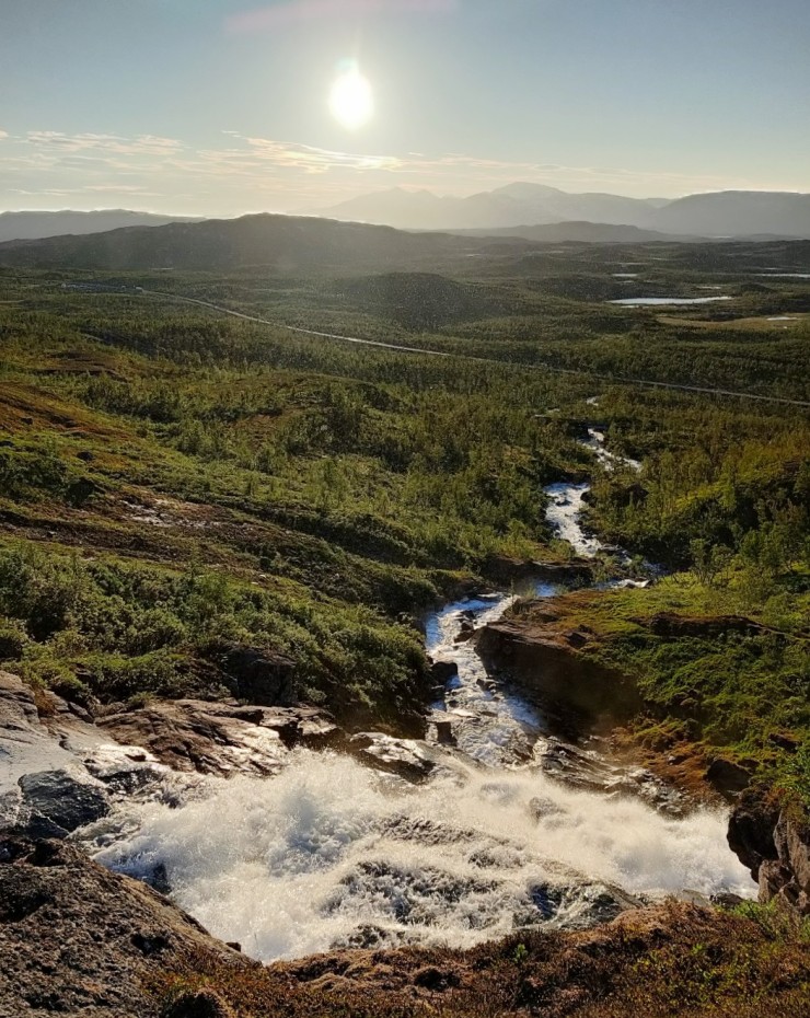 Virtaus ja upea aurinko