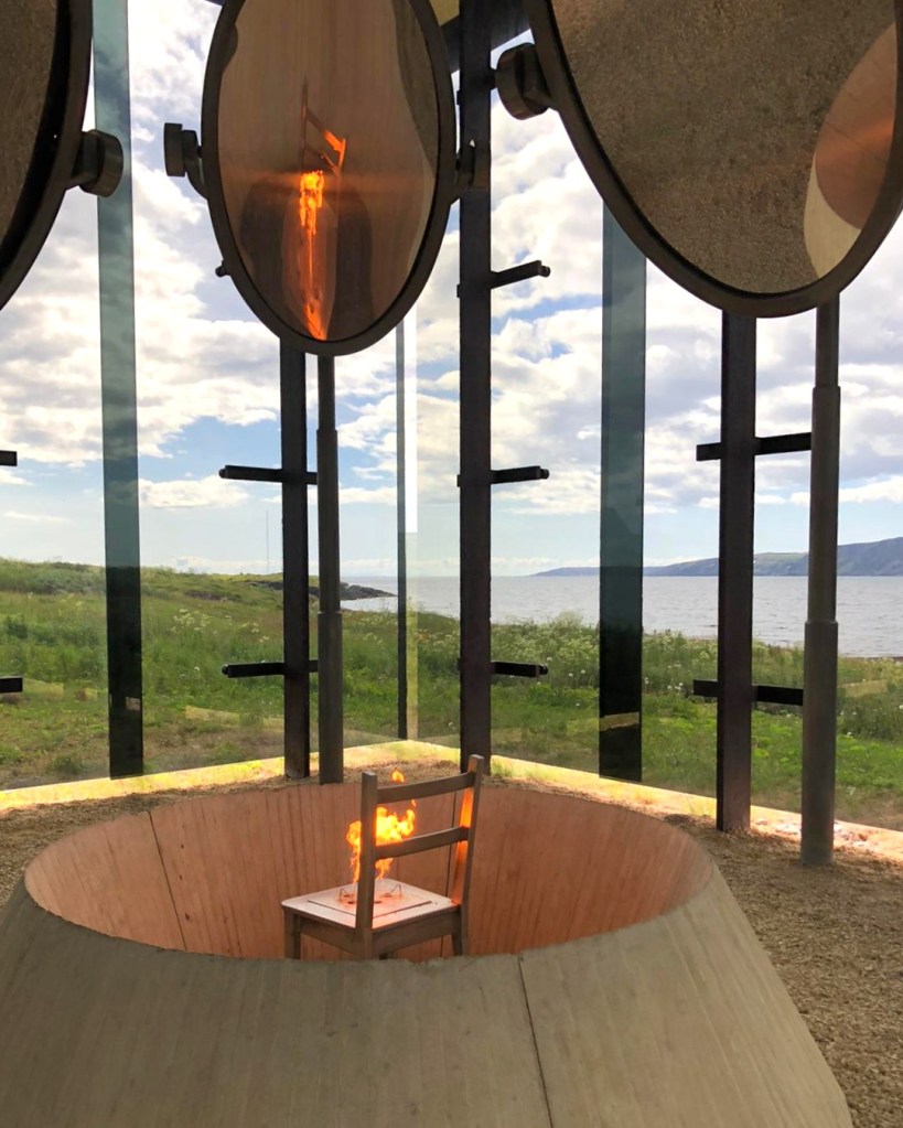 Palavassa tuolissa roihuava ikuinen tuli