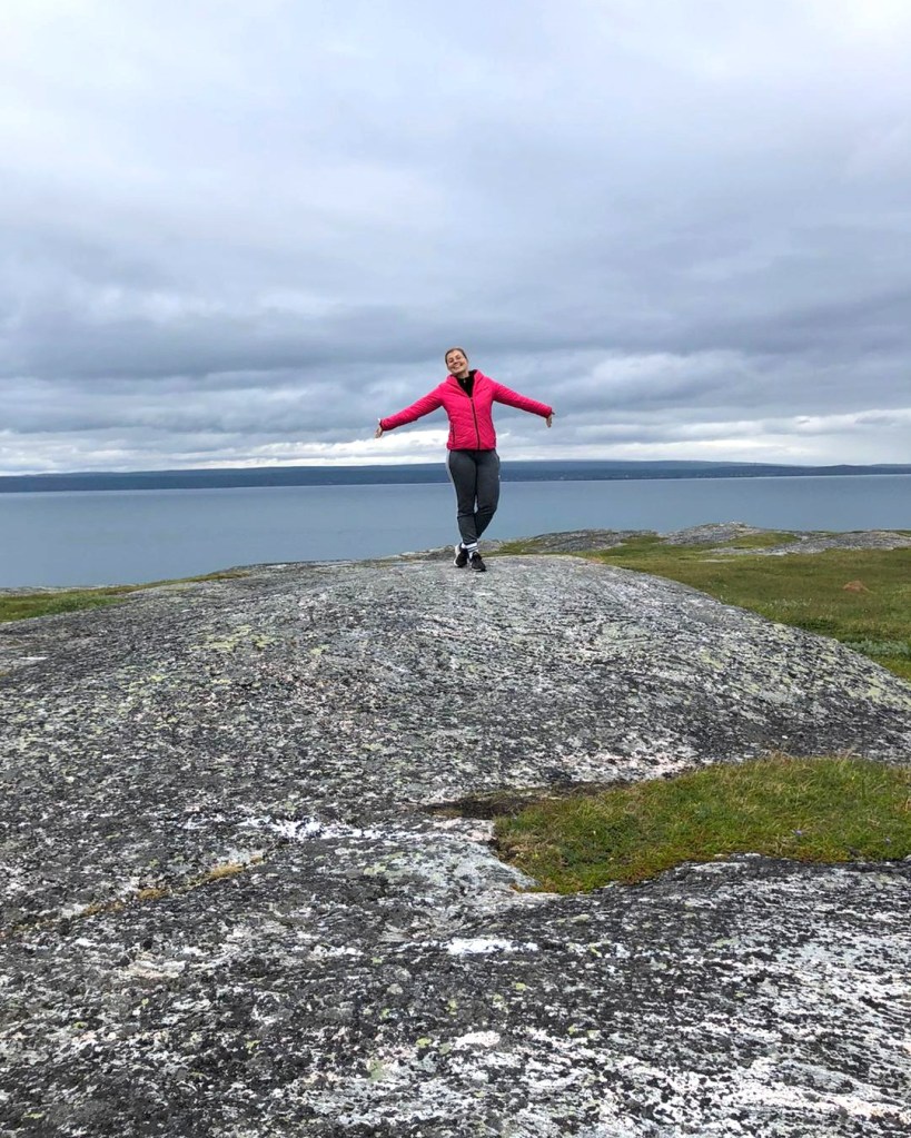 Mäen päällä Pykeijassa ihailemassa maisemia