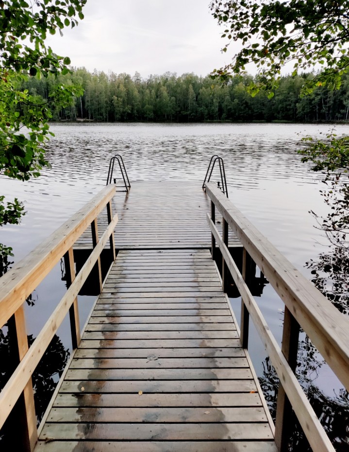 Ison savusaunan edustalla oleva pieni laituri