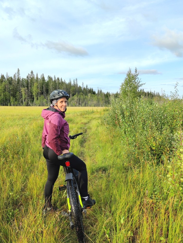 Siskoni pellon laidalla järven äärellä