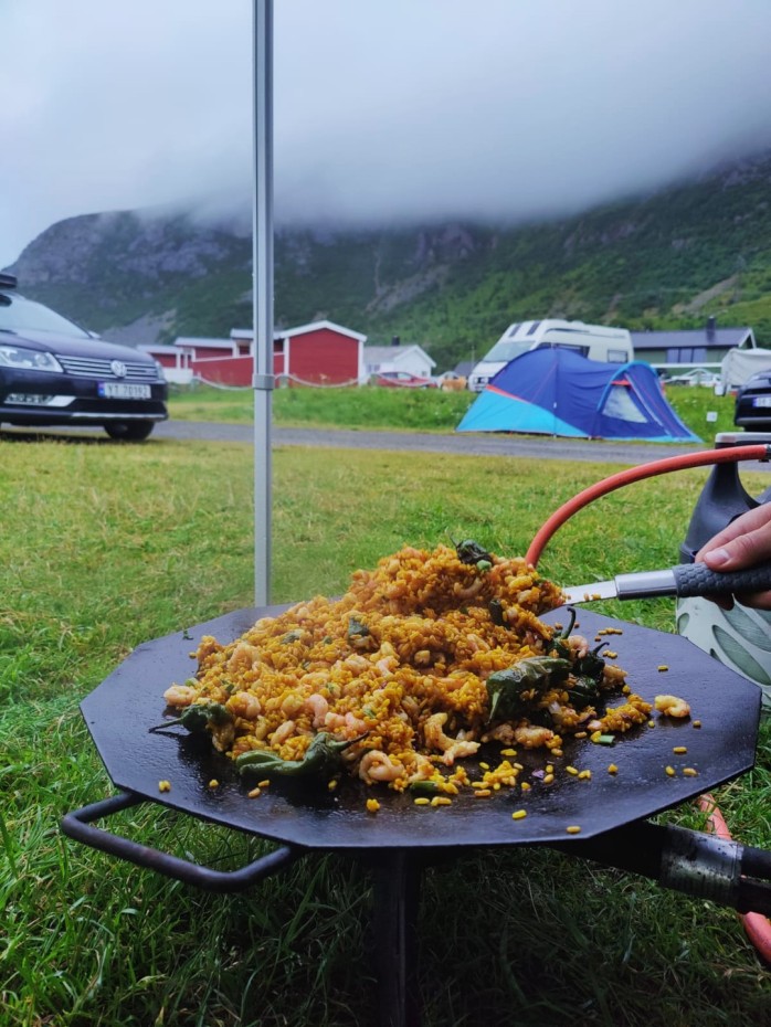 Rambergin campingilla muurikkapannulla katkarapupaellaa