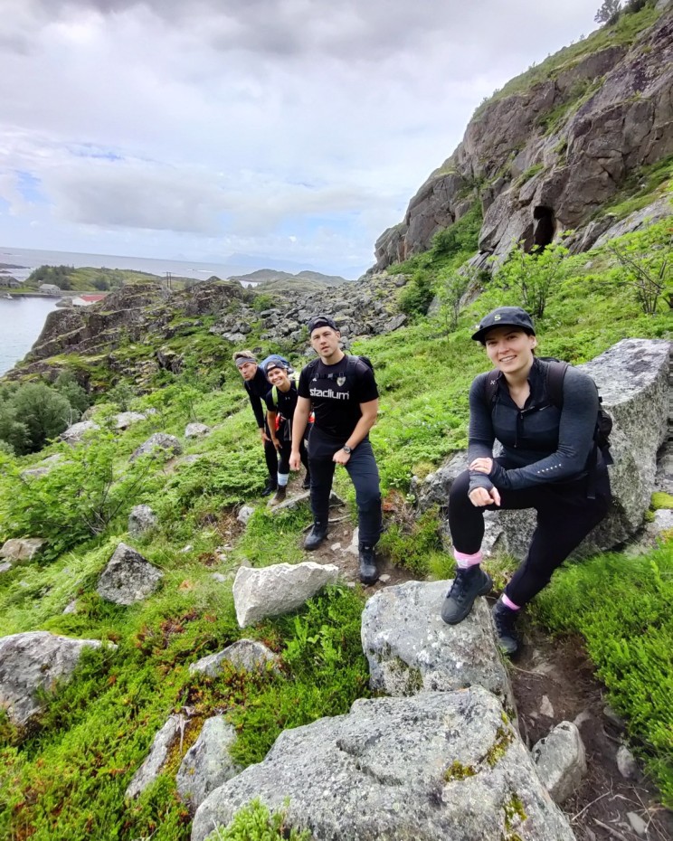 Iloinen ryhmärämä kiipeämisen alussa