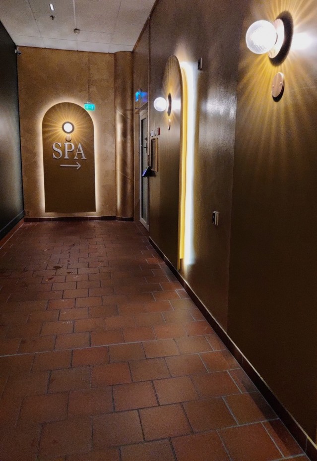 Aikuisten kylpylän sisäänkäynti on hieman piilossa ja paras vinkki sen löytymiseen on tulla ikäänkuin ulos pukuhuoneista.