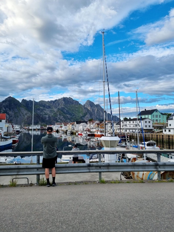 Ville Henningsvaerin keskustassa ihastelemassa veneita, merta ja vuoria
