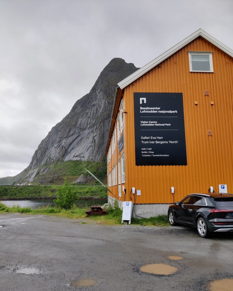 Lofotodden luonnonpuiston kävijäkeskus, johon parkkeerasimme Reinebringenin vaelluksen ajaksi.