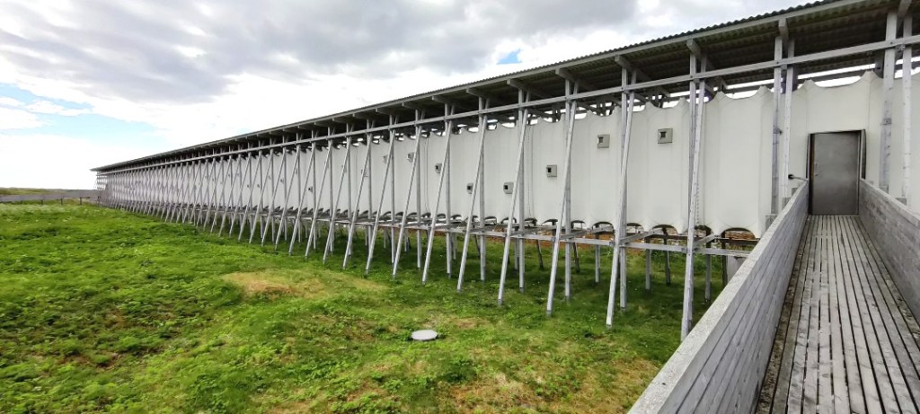 Steilneset on ulkoa pitkä ja kapea, purjehduslautaa muistuttava rakennus