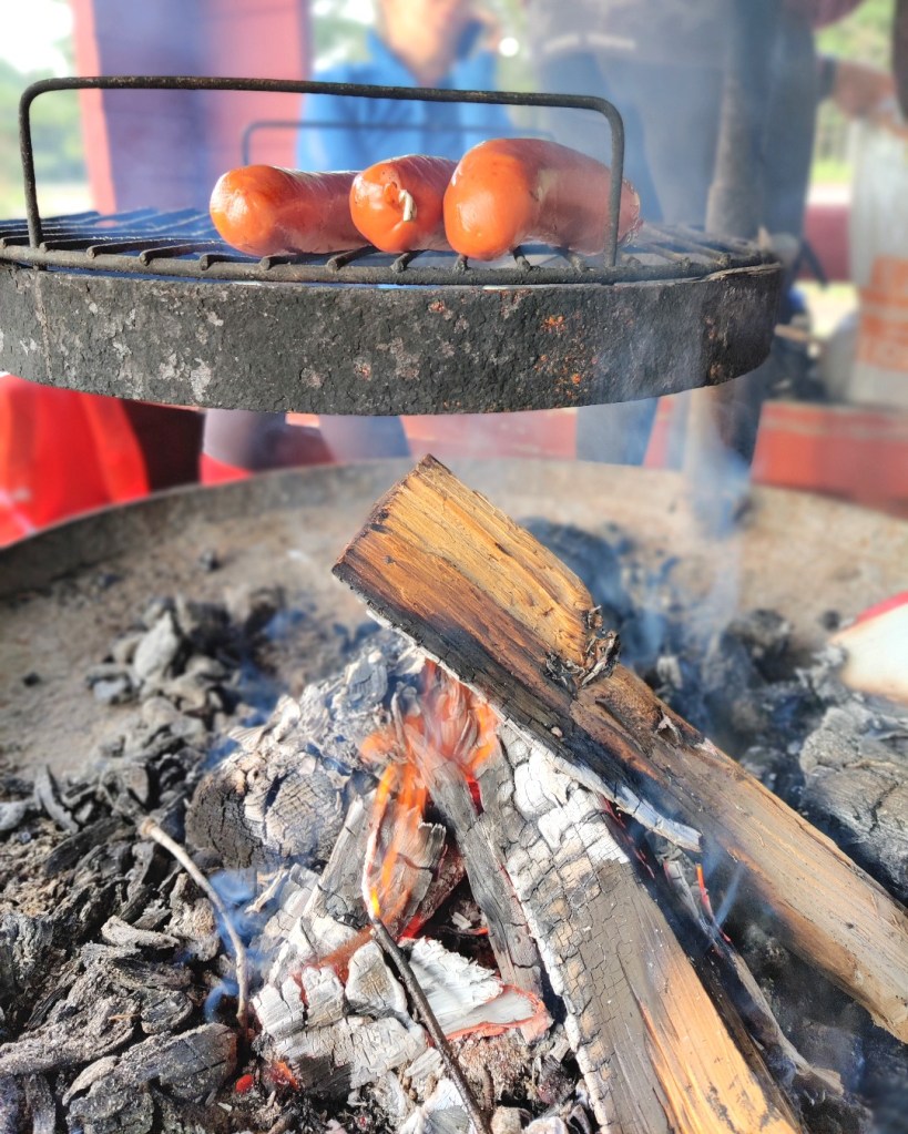 Nuotiopaikalla makkarat Parran uimarannan vieressä