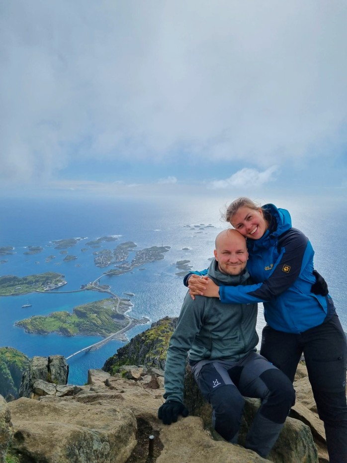 Pariskuntakuva Festvågtindin huiputuksesta