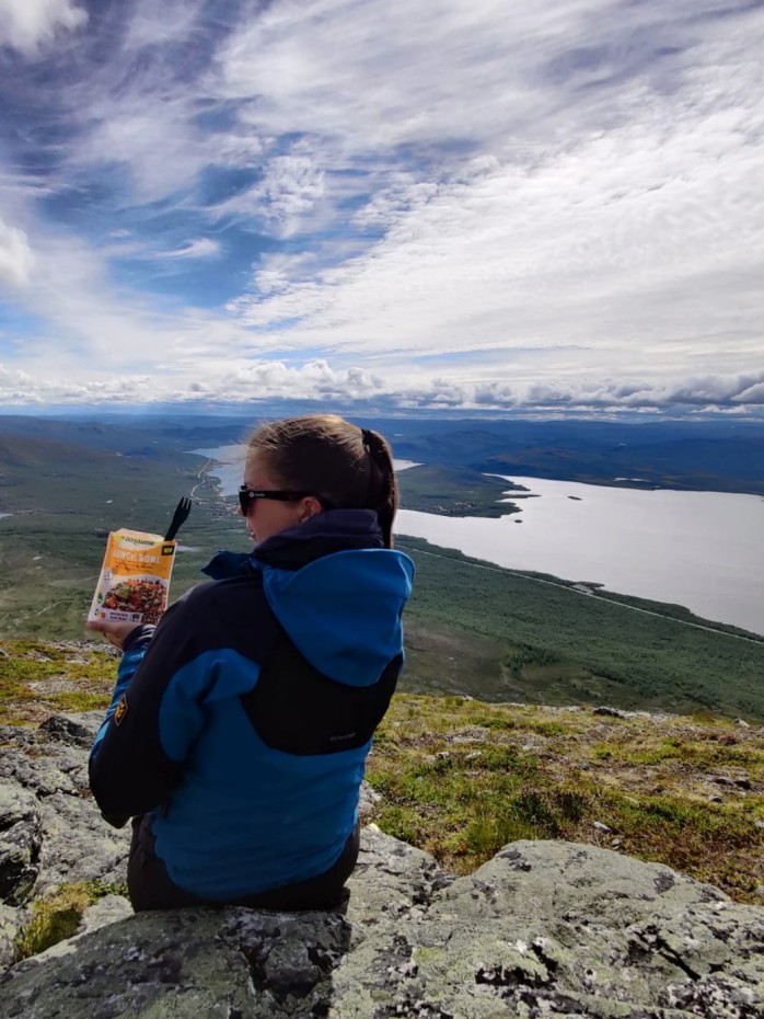 Lounastauolla Saanan huipulla helpon lunch bowlin kera