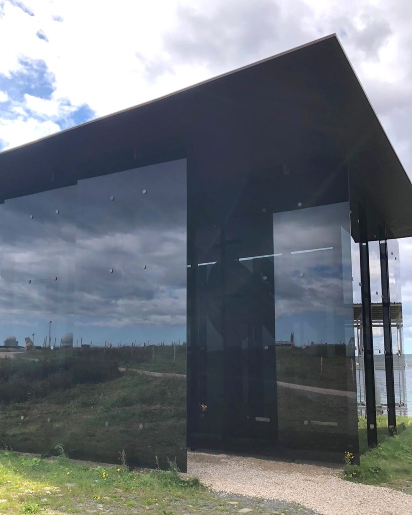 Noitanähtävyyden tummanpuhuva lasipaviljonki