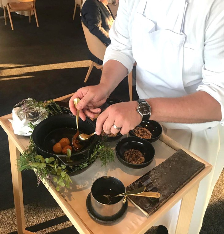 Palacessa upea kokin taidonnäyte pöydän vieressä