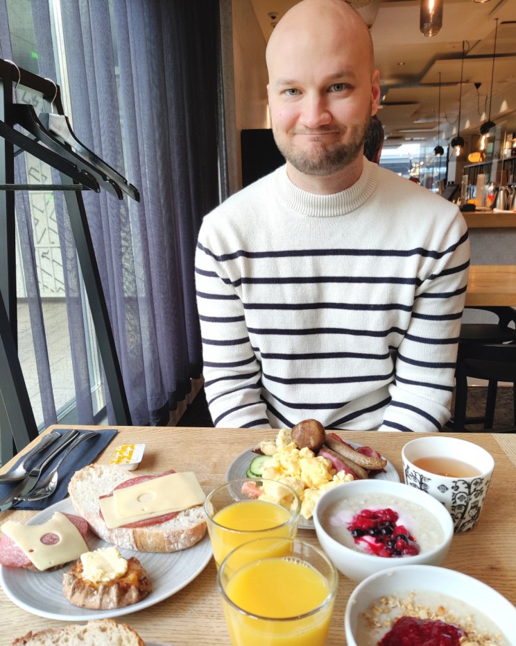 Runsas ja kattava aamiaisbuffet Hotelli Indigossa