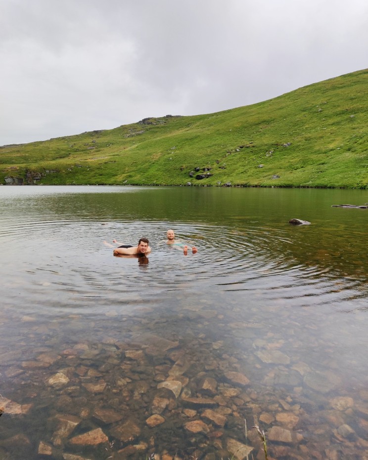 Pojat uimassa Rytenin vuoristojärvessä sateessa
