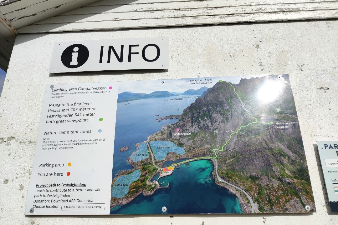 Parkkipaikalta löytyvä infotaulu reitistä