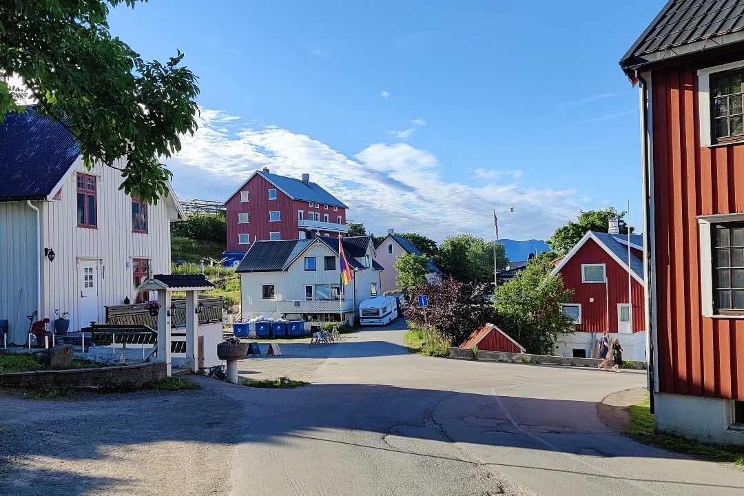 Henningsvaerin kalastajakylän söpöt puutalot