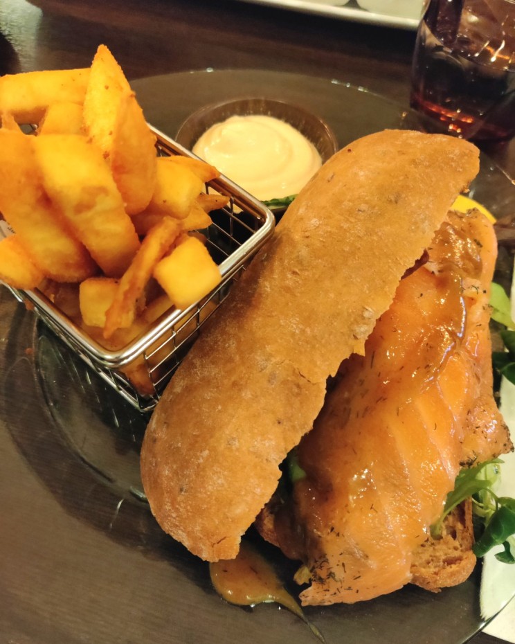 Perinteikäs tanskalainen smörrebröd lohella ja ranskalaisilla