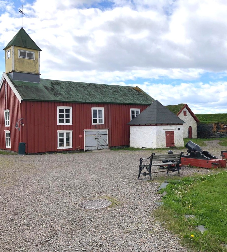 Varjakan linnoitusten rakennusta sisälle ei valitettavasti päästy
