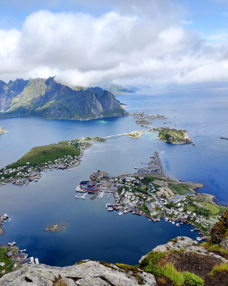 Mielettömät maisemat avautuvat Reinen kylään huipulta