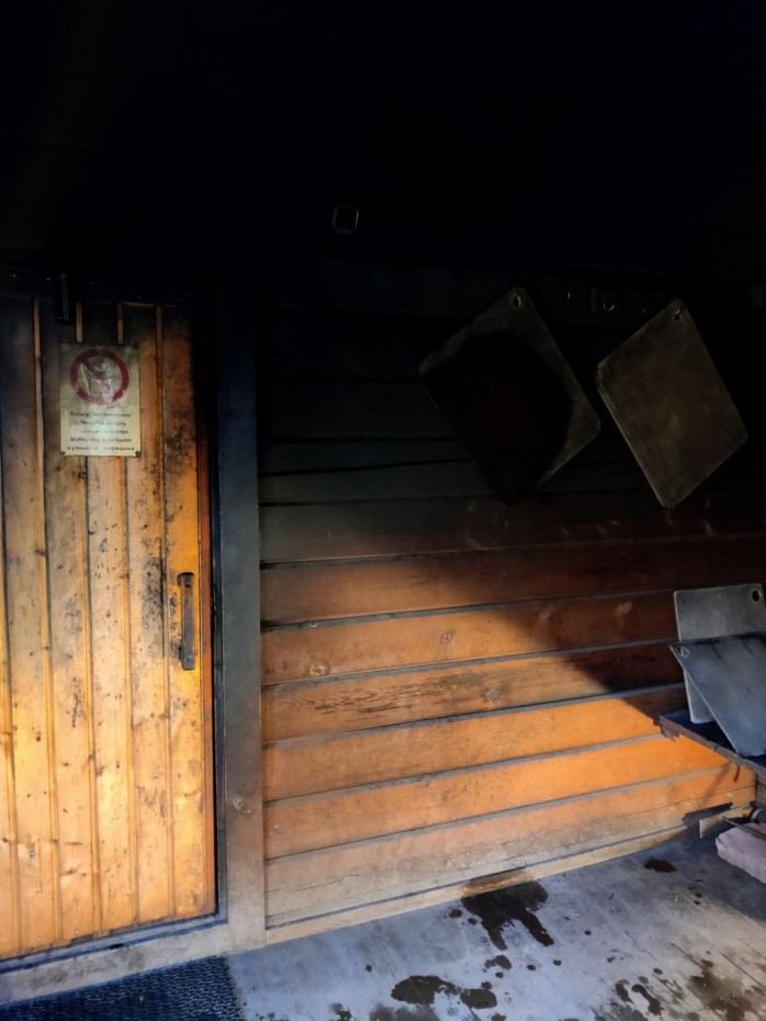 Toisen pienemmän savusaunan eteinen ja lauteiset