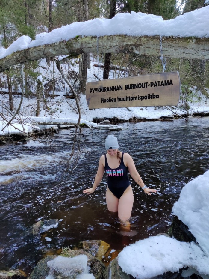 Huolien huuhtomispaikalla antamassa murheita virran vietäväksi
