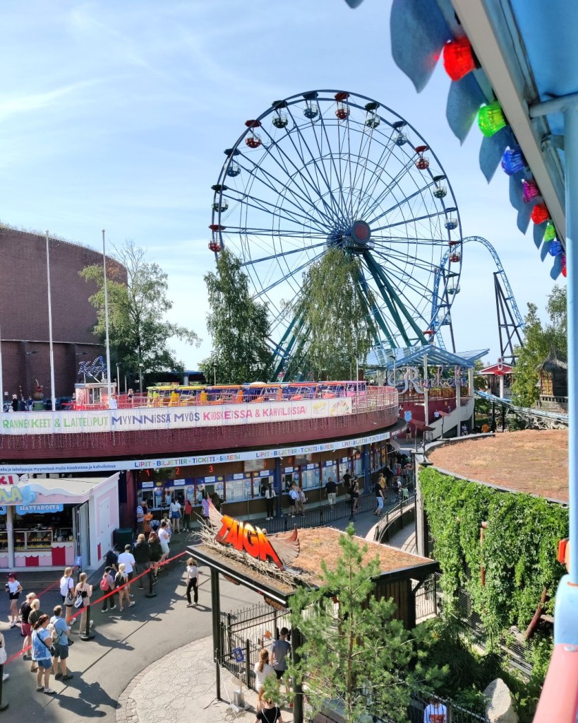 Linnanmäki aamulla maisemajunasta kuvattuna