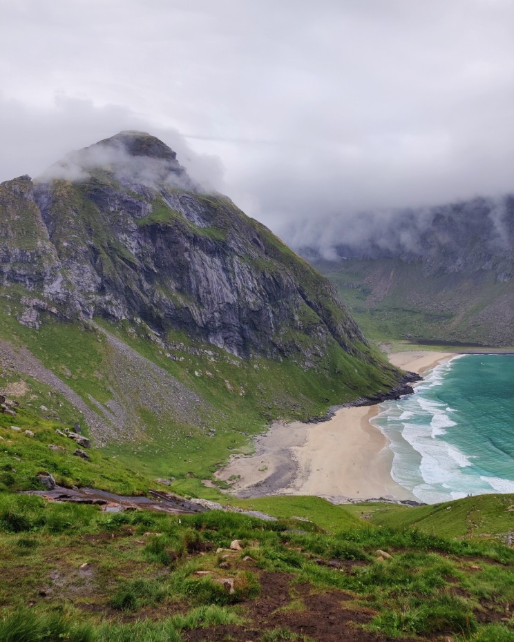 Näkymä Ryteniltä kohti upeaa vuorten välissä pilkottavaa Kvalvika Beachiä