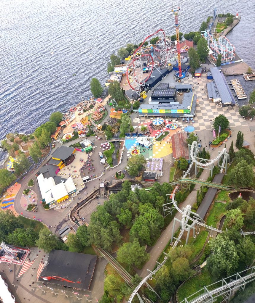 Särkänniemen alue sijoittuu kauniille paikalla veden läheisyyteen