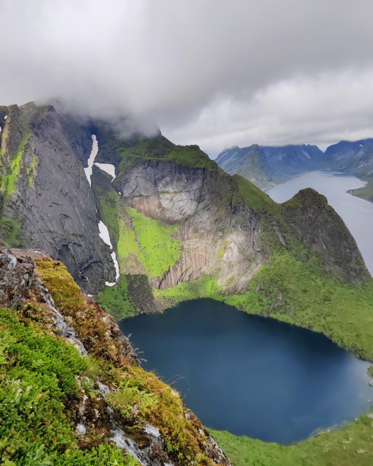 Huipulta näkymä syvänsiniselle järvelle, Reinevatnet