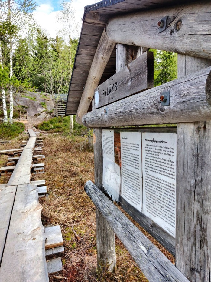 Ryläyksen kyltti kodan vieressä