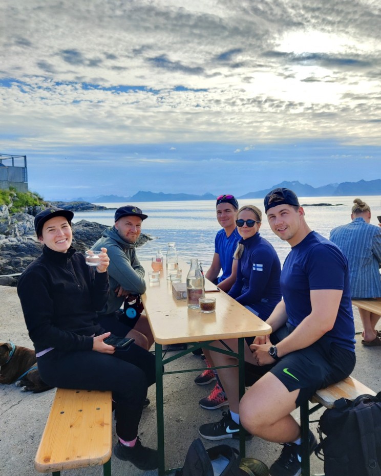 Trevarefabrikken-ravintolan ulkopöydät, seurue ja näkymä merelle