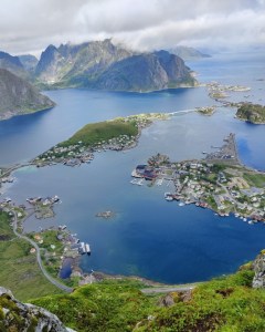 Ylhäältä Reineberingeniltä upea näkymä avautuu Reinen kylään