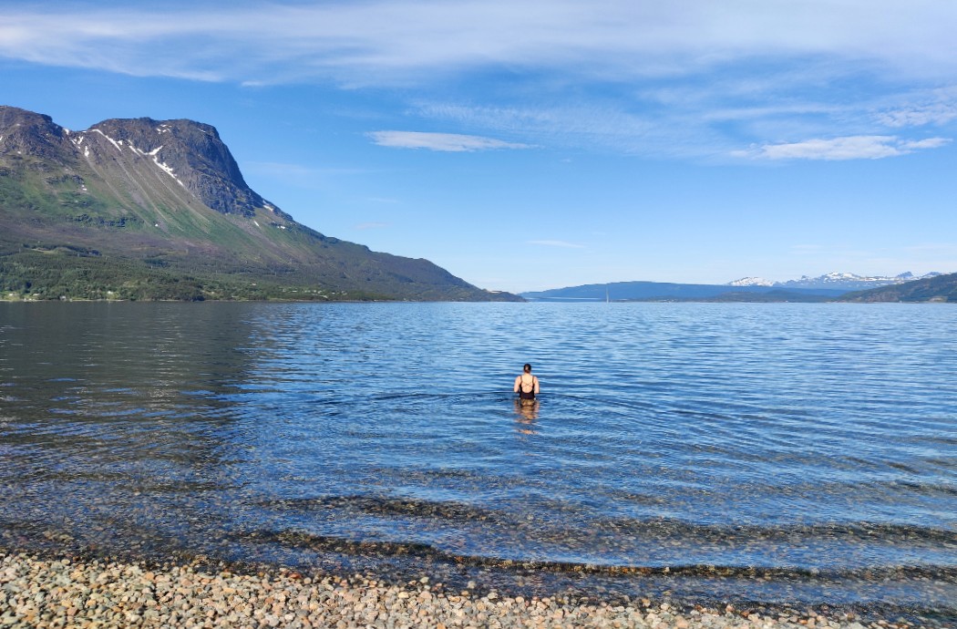Aamu-uinti puskaparkin rannalla