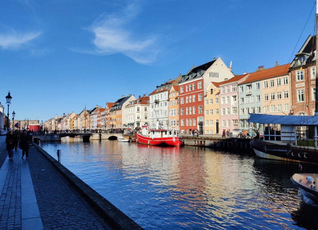 Kaunis Nyhavnin satama ja eriväriset talot