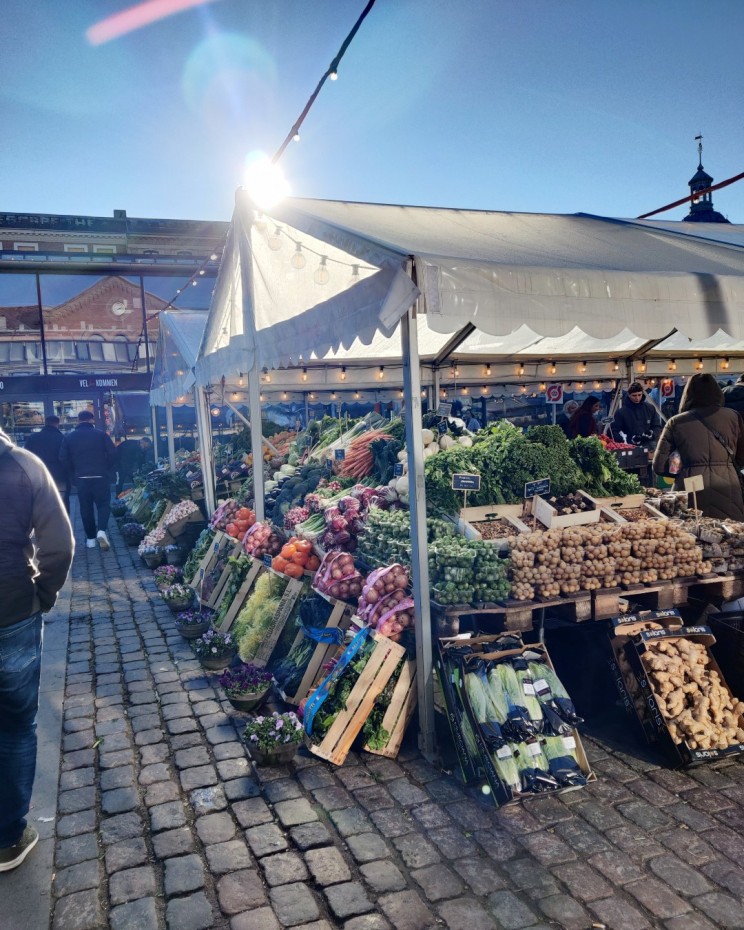 Kööpenhaminan kauppahallirakennusten välissä on ihania kojuja