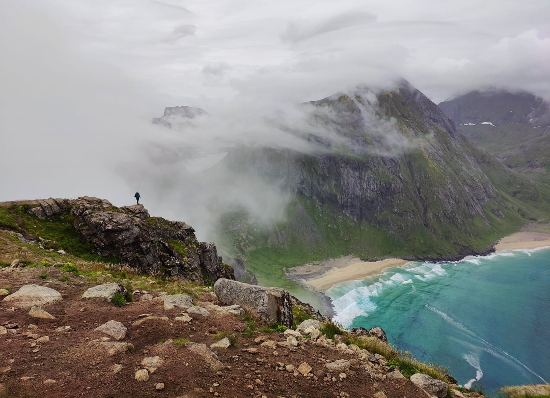 Pieni ihminen luonnon keskellä