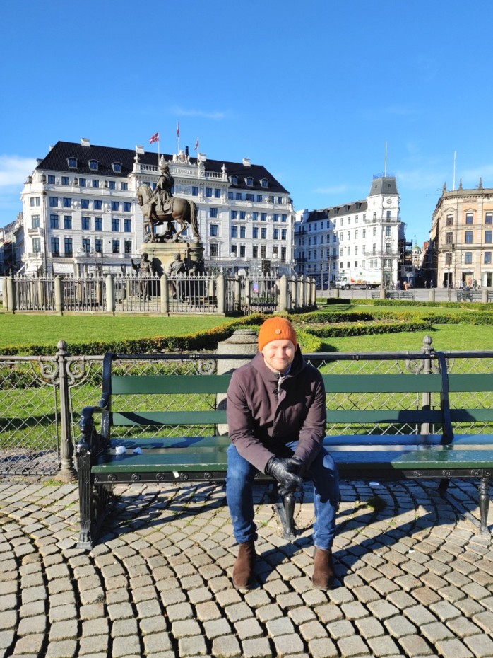 Ville Kuninkaan Uudella aukiolla istumassa