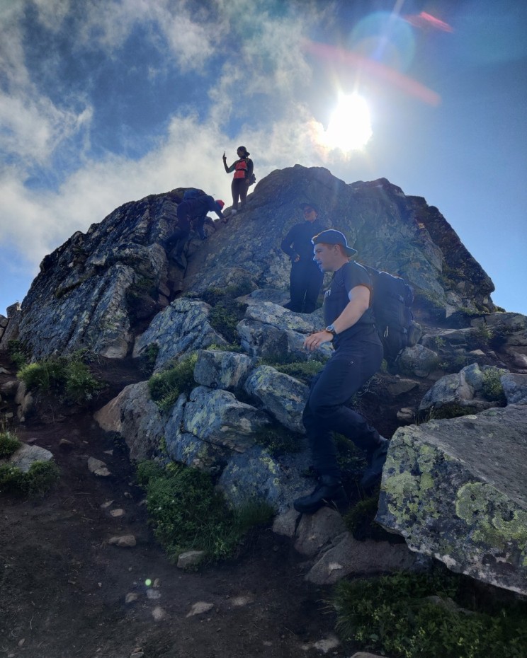Aurinko saapui ilahduttamaan Festvågtindin huipulle päästyämme