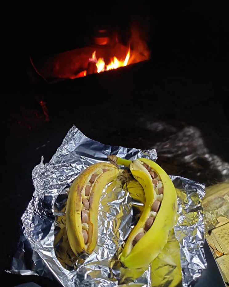 Suklaabanaanit menossa nuotiolle