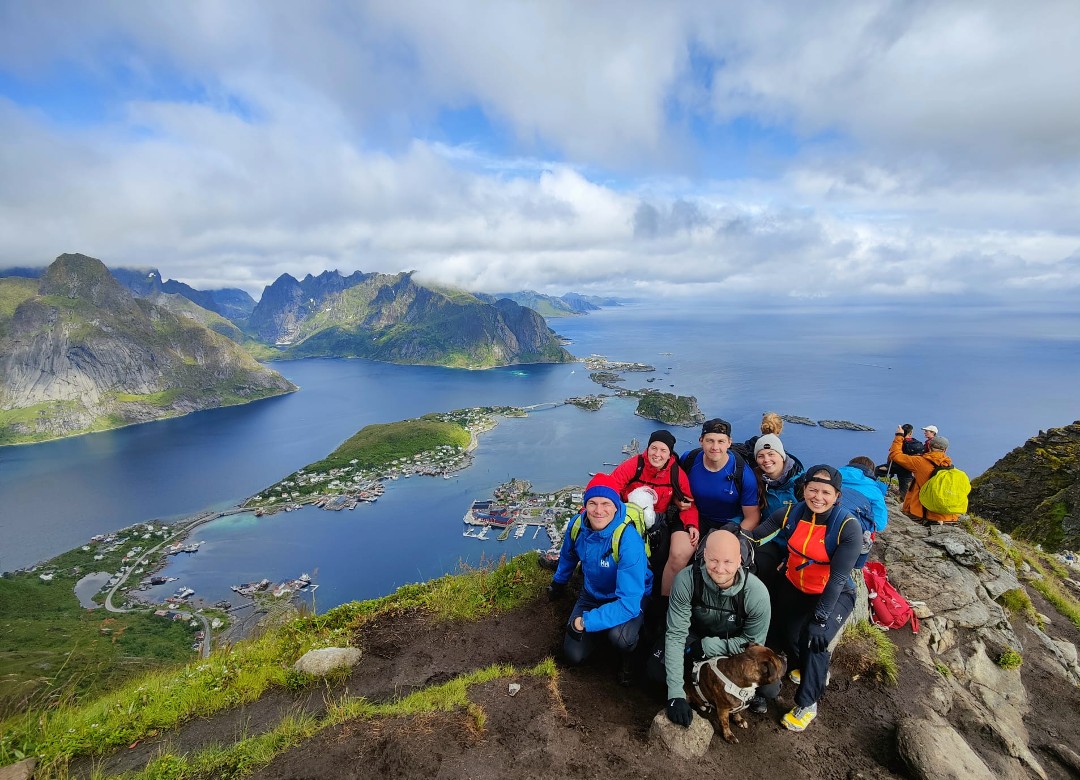 Ryhmäkuva Reineberingenin huipulla
