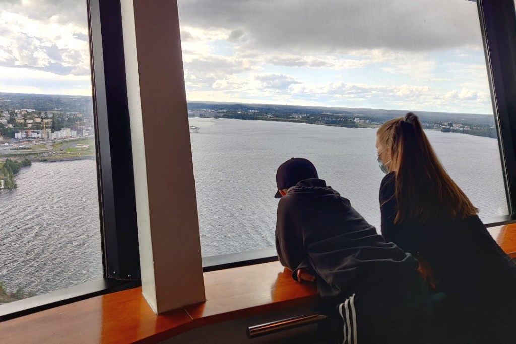 Näsinneulassa ihailemassa maisemia kummipojan kanssa