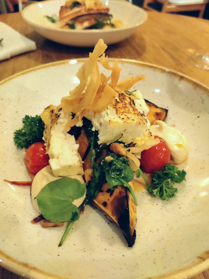 Ravintola Brödin makoisa kasvisruoka bataateilla ja fetalla