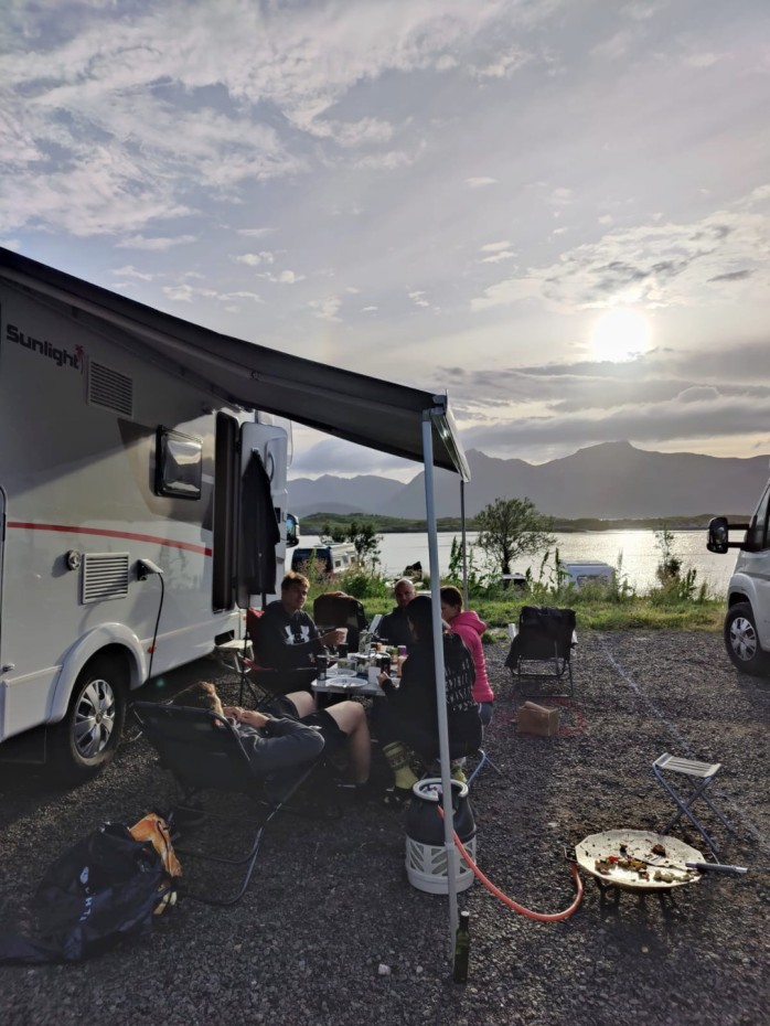 Grillailuilta asuntoauton markiisin alla