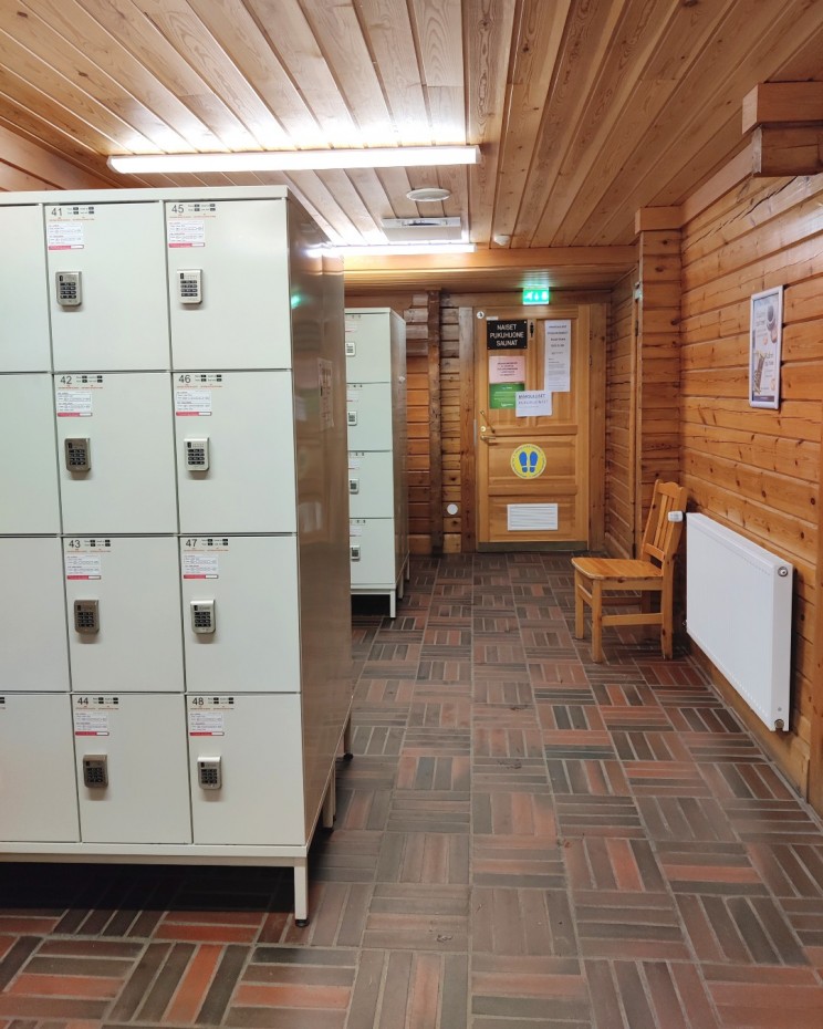 Kuusijäven savusaunojen yhteydessä on tilavat pukuhuoneet ja lokerikot arvotavaroille
