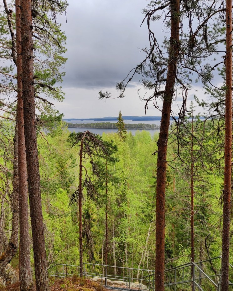 Pirunkirkon metalliportaat ja maisemat