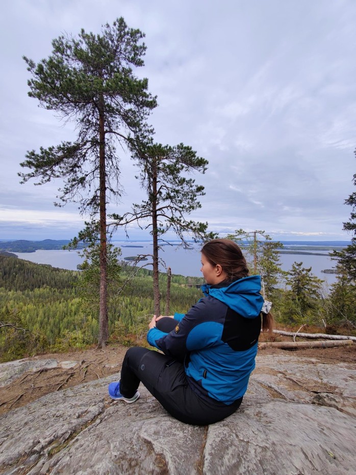 Mäkrän huipulla istumassa ihailemassa maisemia