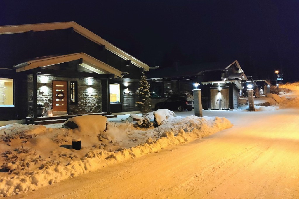 Hulppeat mökit ja talvinen maisema tuovat mieleen Levin